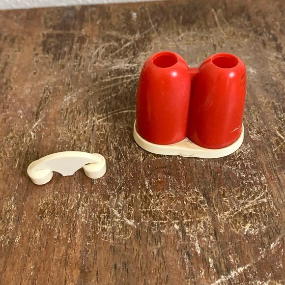 Vintage Red White Plastic All-in-One Salt & Pepper shakers MCM Made in USA - Picture 6 of 7